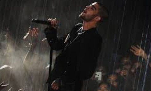 Malik in the concert performing his songs